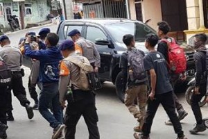 Petugas gabungan dan relawan saat bersangkat untuk memadamkan api dikawasan Ciremai.